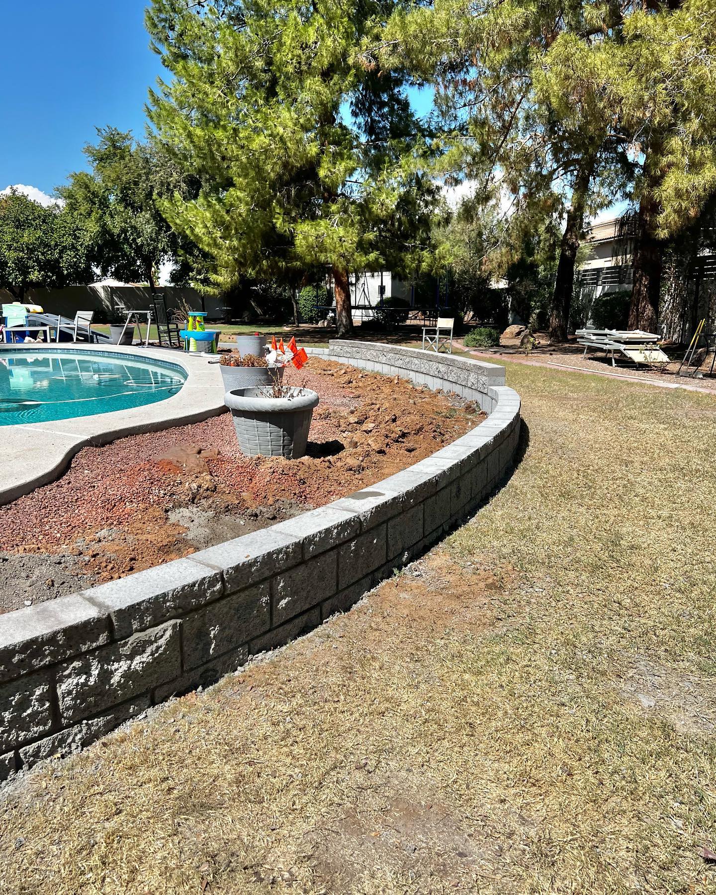 Curved retaining wall around pool deck in Phoenix, AZ